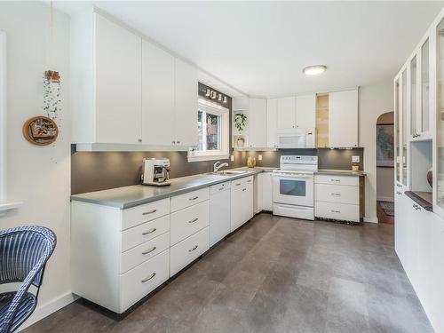 380 Hirst Ave West, Parksville, BC - Indoor Photo Showing Kitchen