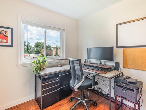 380 Hirst Ave West, Parksville, BC - Indoor Photo Showing Office