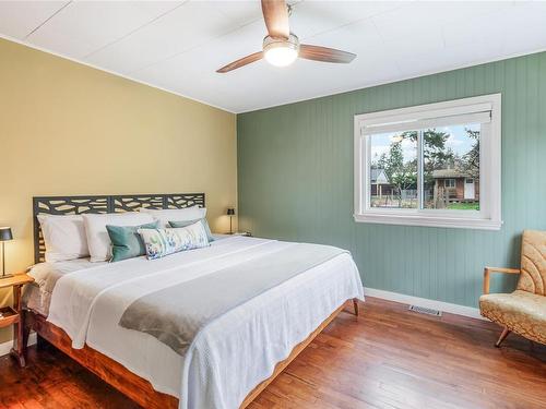 380 Hirst Ave West, Parksville, BC - Indoor Photo Showing Bedroom