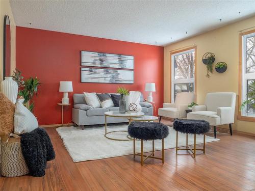 31 Leclair Place, Winnipeg, MB - Indoor Photo Showing Living Room