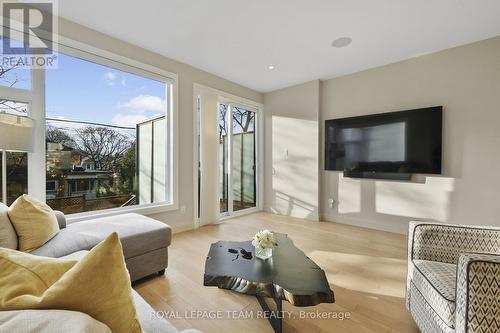 568 Edison Avenue, Ottawa, ON - Indoor Photo Showing Living Room