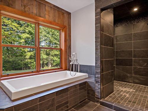 Salle de bains attenante Ã  la CCP - 75 Ch. Marc-Aurèle-Fortin, Mont-Tremblant, QC - Indoor Photo Showing Bathroom