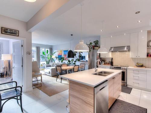 Vue d'ensemble - 4082 Rue Cartier, Montréal (Le Plateau-Mont-Royal), QC - Indoor Photo Showing Kitchen With Double Sink With Upgraded Kitchen