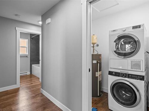 209-2555 Dingwall St, Duncan, BC - Indoor Photo Showing Laundry Room