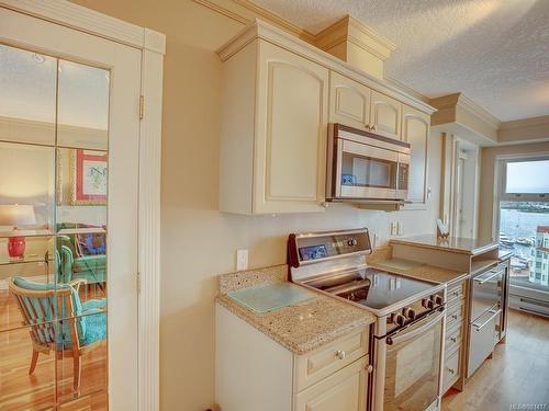 803-75 Songhees Rd, Victoria, BC - Indoor Photo Showing Kitchen