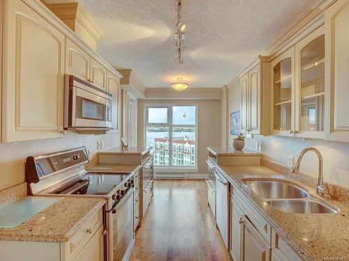 803-75 Songhees Rd, Victoria, BC - Indoor Photo Showing Kitchen With Double Sink