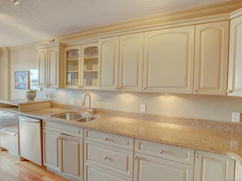 803-75 Songhees Rd, Victoria, BC - Indoor Photo Showing Kitchen With Double Sink