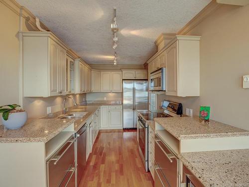 803-75 Songhees Rd, Victoria, BC - Indoor Photo Showing Kitchen With Double Sink With Upgraded Kitchen