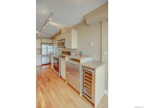 803-75 Songhees Rd, Victoria, BC - Indoor Photo Showing Kitchen