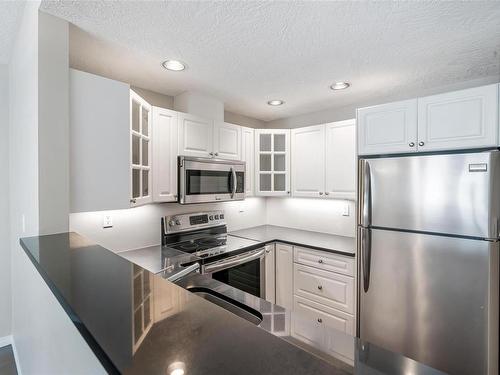 110-380 Waterfront Cres, Victoria, BC - Indoor Photo Showing Kitchen