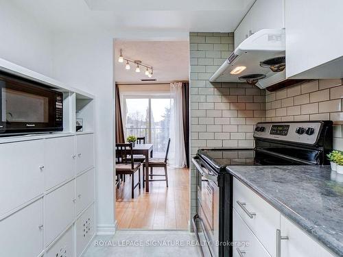 256-165 Cherokee Blvd N, Toronto, ON - Indoor Photo Showing Kitchen