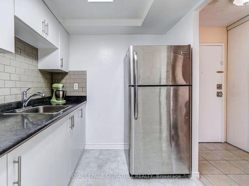 256-165 Cherokee Blvd N, Toronto, ON - Indoor Photo Showing Kitchen