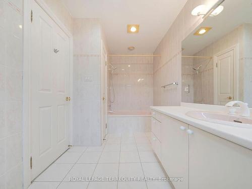 166 Arnold Ave, Vaughan, ON - Indoor Photo Showing Bathroom