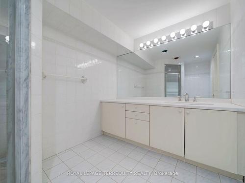 166 Arnold Ave, Vaughan, ON - Indoor Photo Showing Bathroom