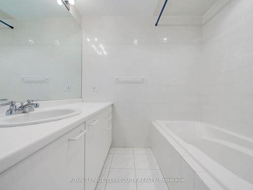 166 Arnold Ave, Vaughan, ON - Indoor Photo Showing Bathroom