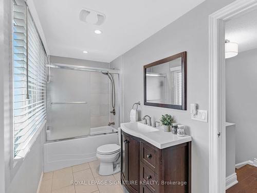 6282 Lavery Crt, Mississauga, ON - Indoor Photo Showing Bathroom