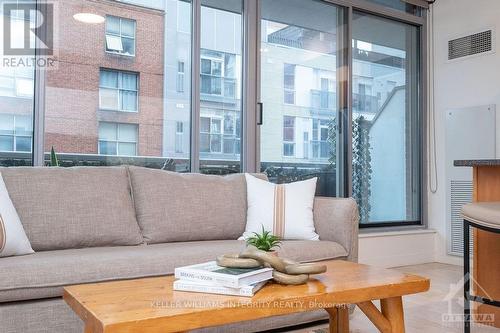 301 - 383 Cumberland Street, Ottawa, ON - Indoor Photo Showing Living Room