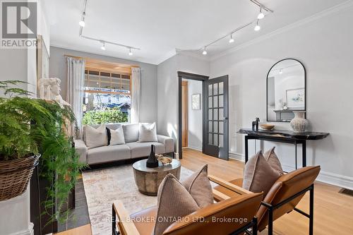 109 Glenmore Road, Toronto, ON - Indoor Photo Showing Living Room