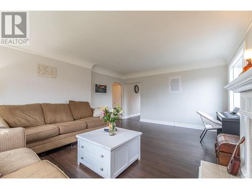 9718 Julia Street, Summerland, BC - Indoor Photo Showing Living Room