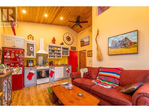 9718 Julia Street, Summerland, BC - Indoor Photo Showing Living Room