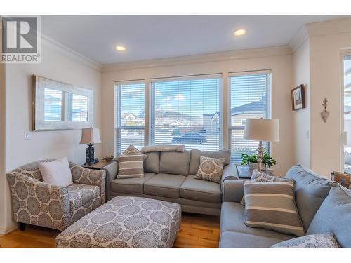 10505 Elliott St Unit# 1, Summerland, BC - Indoor Photo Showing Living Room