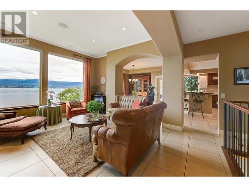 683 Westside Road S, West Kelowna, BC - Indoor Photo Showing Living Room