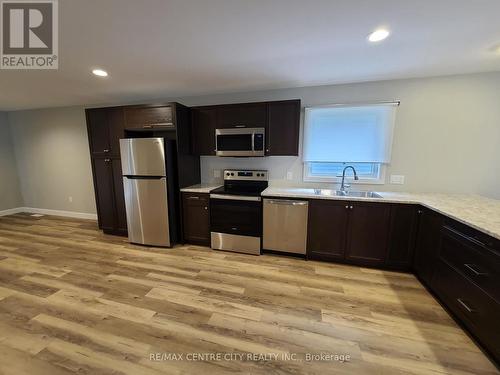 137 Arrowhead Lane S, Chatham-Kent (Chatham), ON - Indoor Photo Showing Kitchen With Stainless Steel Kitchen With Double Sink