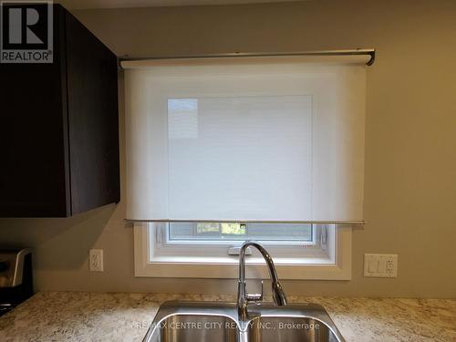 137 Arrowhead Lane S, Chatham-Kent (Chatham), ON - Indoor Photo Showing Kitchen With Double Sink