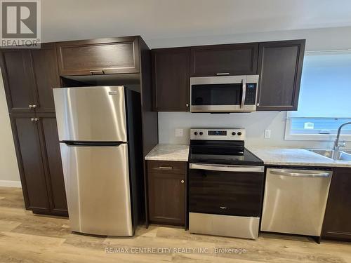 137 Arrowhead Lane S, Chatham-Kent (Chatham), ON - Indoor Photo Showing Kitchen With Stainless Steel Kitchen With Double Sink