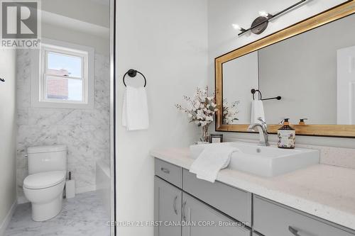 1025 Trafalgar Street, London, ON - Indoor Photo Showing Bathroom