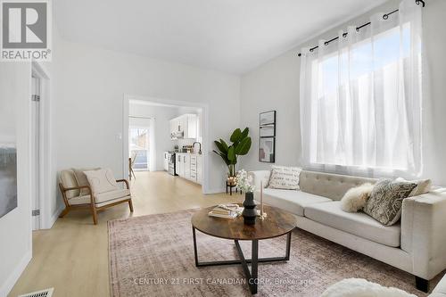 1025 Trafalgar Street, London, ON - Indoor Photo Showing Living Room