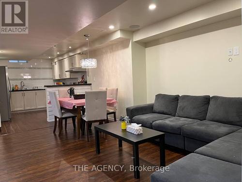 48 Tonner Crescent, Aurora, ON - Indoor Photo Showing Living Room