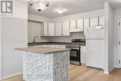 B07 - 120 Bell Farm Road, Barrie, ON - Indoor Photo Showing Kitchen