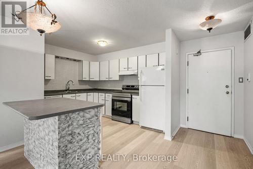 B07 - 120 Bell Farm Road, Barrie, ON - Indoor Photo Showing Kitchen