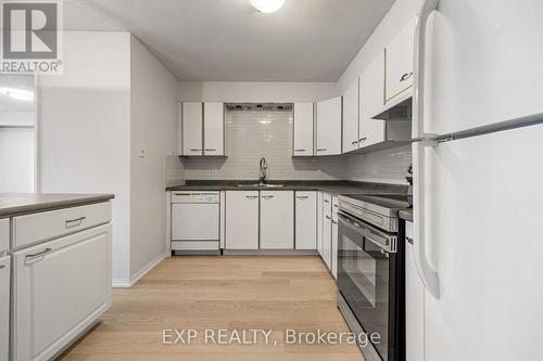 B07 - 120 Bell Farm Road, Barrie, ON - Indoor Photo Showing Kitchen