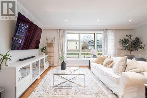 587 Unsworth Avenue, Oakville, ON - Indoor Photo Showing Living Room