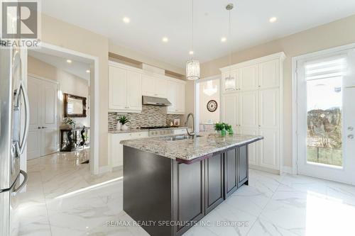 8 Herringbone Crescent, Brampton, ON - Indoor Photo Showing Kitchen With Upgraded Kitchen