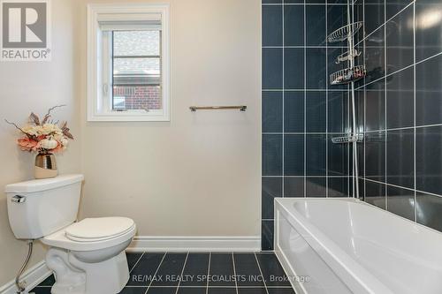 8 Herringbone Crescent, Brampton, ON - Indoor Photo Showing Bathroom