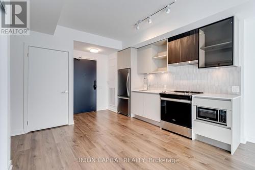 422 - 395 Dundas Street W, Oakville, ON - Indoor Photo Showing Kitchen