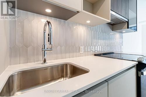 422 - 395 Dundas Street W, Oakville, ON - Indoor Photo Showing Kitchen