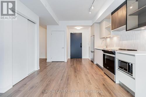 422 - 395 Dundas Street W, Oakville, ON - Indoor Photo Showing Kitchen