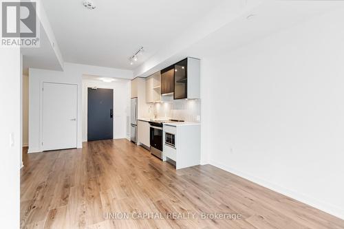 422 - 395 Dundas Street W, Oakville, ON - Indoor Photo Showing Kitchen