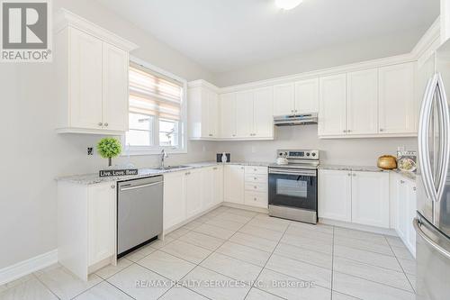 7 Malaspina Close, Brampton, ON - Indoor Photo Showing Kitchen