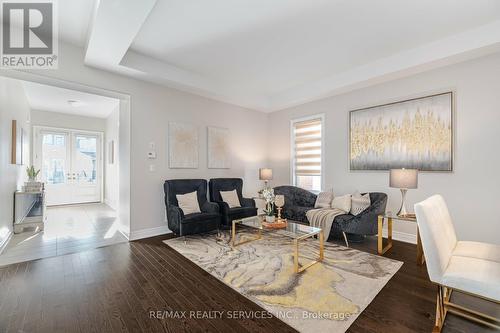 7 Malaspina Close, Brampton, ON - Indoor Photo Showing Living Room