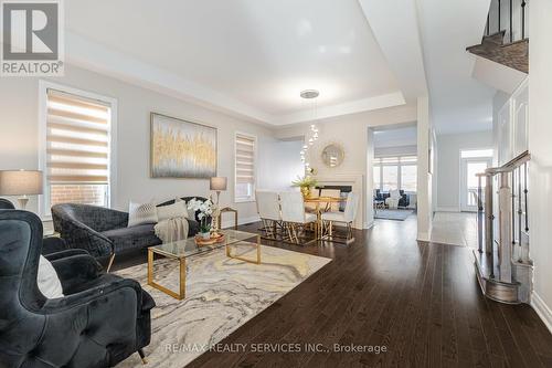 7 Malaspina Close, Brampton, ON - Indoor Photo Showing Living Room