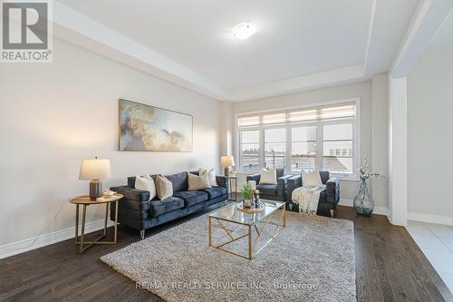 7 Malaspina Close, Brampton, ON - Indoor Photo Showing Living Room