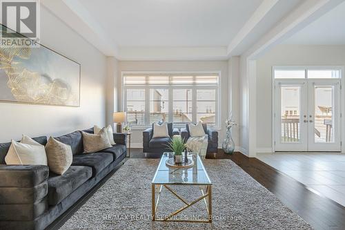 7 Malaspina Close, Brampton, ON - Indoor Photo Showing Living Room