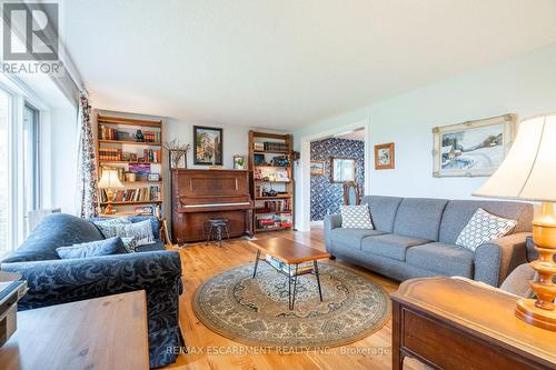 2611 Trinity Church Road, Hamilton, ON - Indoor Photo Showing Living Room