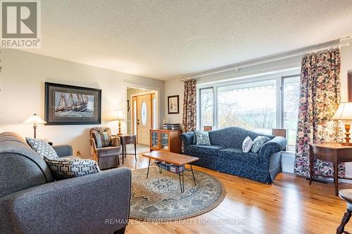 2611 Trinity Church Road, Hamilton, ON - Indoor Photo Showing Living Room