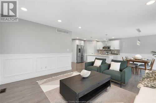 1220 Kamloops, Windsor, ON - Indoor Photo Showing Living Room